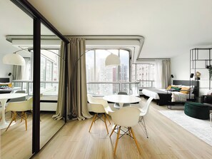 Tabla de planchar con plancha, wifi y ropa de cama 
