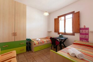 Family House, Multiple Bedrooms, 2 Bathrooms (Casa Crystal Near The Sea)