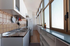 Kjøleskap, ovn, kokeplater og kaffetrakter/tekoker