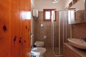Family House, Multiple Bedrooms, 2 Bathrooms (Casa Crystal Near The Sea) | Bathroom