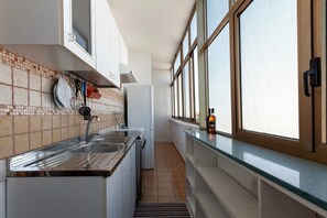 Family House, Multiple Bedrooms, 2 Bathrooms (Casa Crystal Near The Sea) | Private kitchen