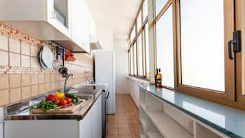 Rumah Keluarga, 2 kamar tidur, 2 kamar mandi (Casa Crystal Near The Sea - 5min Walk) | Dapur pribadi