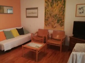 Apartment (Friendly Well Located Family Apartmen) | Living room | 32-inch flat-screen TV with cable channels - Friendly Well Located Family Apartment (Split)