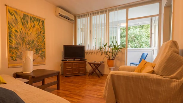Apart Daire (Friendly Well Located Family Apartmen) | Oturma odası | Kablolu TV kanalları bulunan 32 inç düz ekran televizyon 