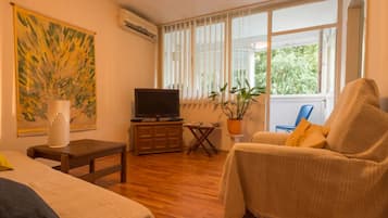 Apartment (Friendly Well Located Family Apartmen) | Living room | 32-inch flat-screen TV with cable channels