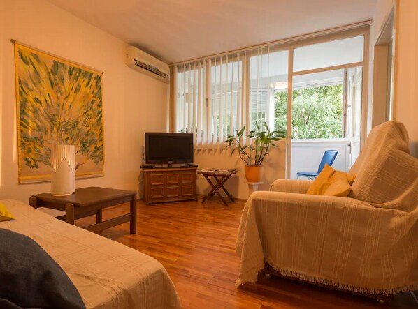 Living room - Friendly Well Located Family Apartment (Split)