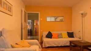 Apart Daire (Friendly Well Located Family Apartmen) | Oturma odası | Kablolu TV kanalları bulunan 32 inç düz ekran televizyon 
