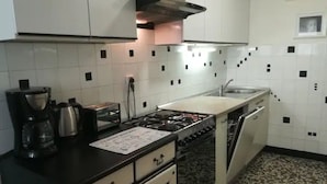 Apart Daire (Friendly Well Located Family Apartmen) | Özel mutfak | Buzdolabı 