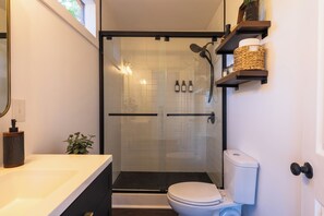 Toallas, jabón, shampoo, papel de baño 