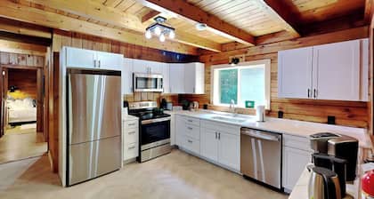 Bucksport Bliss A Luxe Log Cabin. Waterview & Private.