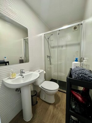 Douche, sèche-cheveux, serviettes fournies, savon