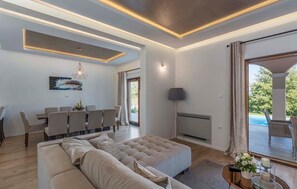 Televisión, chimenea, mesa de ping pong, estéreo