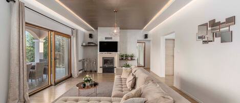 TV, fireplace, table tennis, stereo