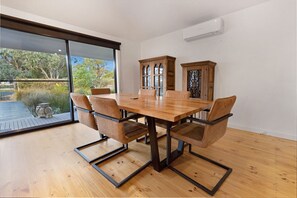Dining - This property provides an inviting base for all your activities (Raymond Island)