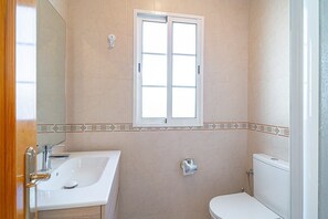 Douche, sĂšche-cheveux, serviettes fournies