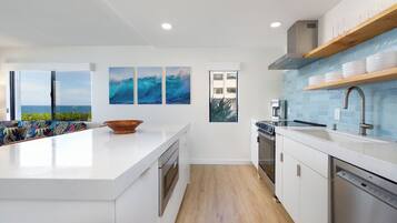 Fridge, oven, stovetop, coffee/tea maker