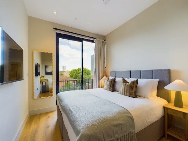 2 bedrooms, desk, iron/ironing board, travel crib - Beautiful Camden Town Apartment with Balcony (Greater London)