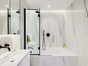 Shower, hair dryer, towels - Beautiful Camden Town Apartment with Balcony (Greater London)