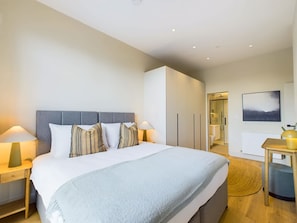 2 bedrooms, desk, iron/ironing board, travel crib - Beautiful Camden Town Apartment with Balcony (Greater London)