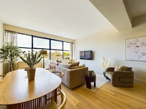 TV, offices - Beautiful Camden Town Apartment with Balcony (Greater London)