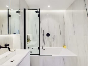 Shower, hair dryer, towels, shampoo - Beautiful Camden Town Apartment with Balcony (Greater London)