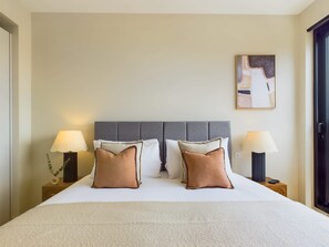 1 soverom, skrivebord, strykejern/-brett og reiseseng for barn