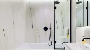 シャワー、ヘアドライヤー、タオル、シャンプー
