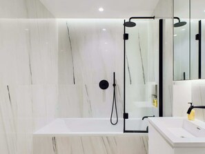 Douche, sèche-cheveux, serviettes fournies, shampoing