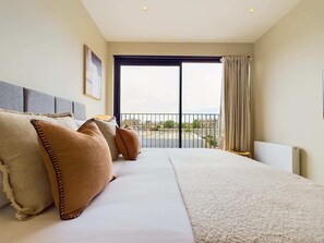 1 soverom, skrivebord, strykejern/-brett og reiseseng for barn