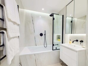 Shower, hair dryer, towels - Incredible St Pancras Apartment with Balcony (Greater London)