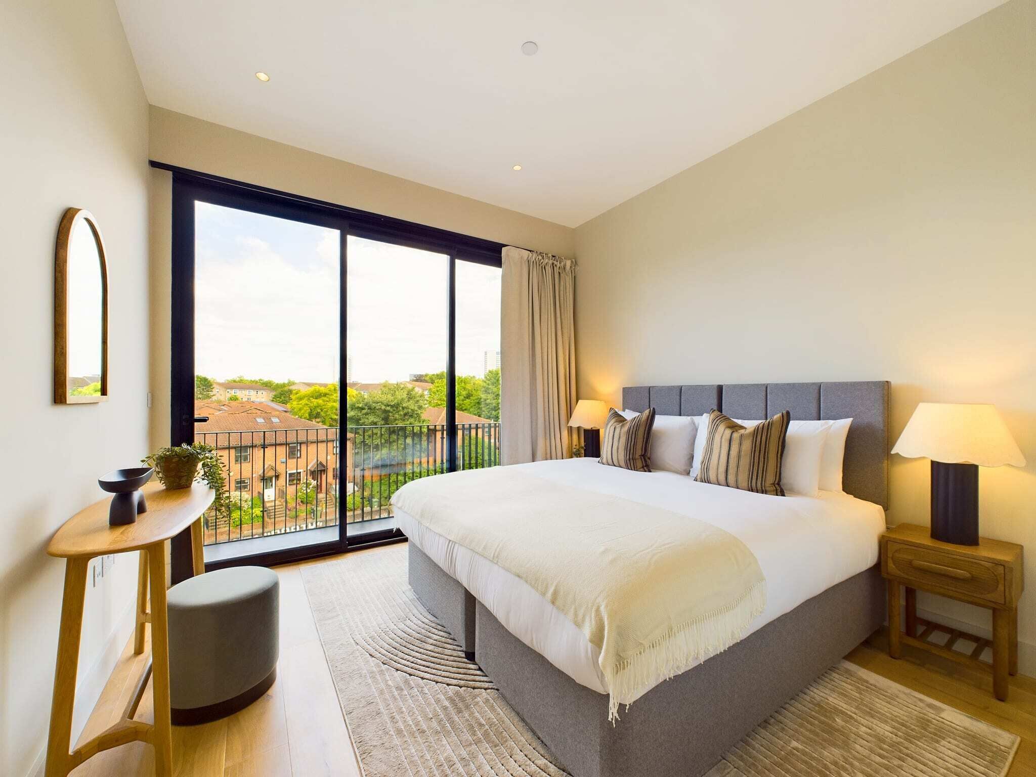 3 dormitorios, escritorio, tabla de planchar con plancha y cuna de viaje