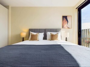 1 dormitorio, escritorio, tabla de planchar con plancha y cuna de viaje