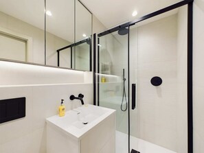 Shower, hair dryer, towels - Large Spacious St Pancras Apartment with Balcony (Greater London)