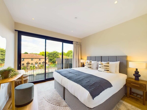 3 bedrooms, desk, iron/ironing board, travel cot - Large Spacious St Pancras Apartment with Balcony (Greater London)