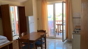 Apartamento (Apartments Ata - One Bedroom Apartmen) | Sala de estar | TV de tela plana 32 polegadas com canais via satélite