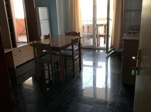 Lägenhet (Apartments Ata - Two Bedroom Apartmen) | Vardagsrum | 32-tums platt-tv med satellitkanaler