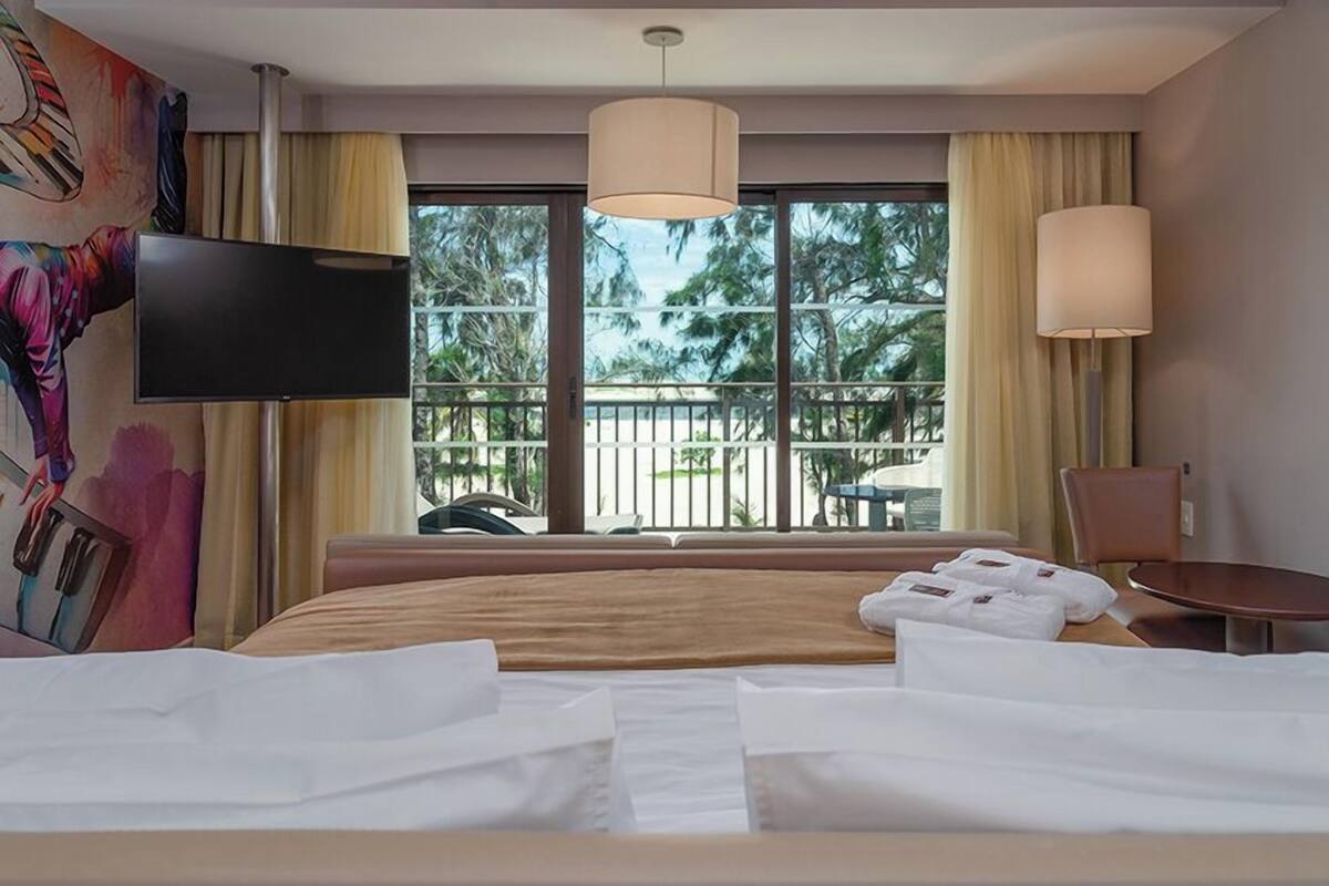 In-room safe, WiFi (free), bed sheets
