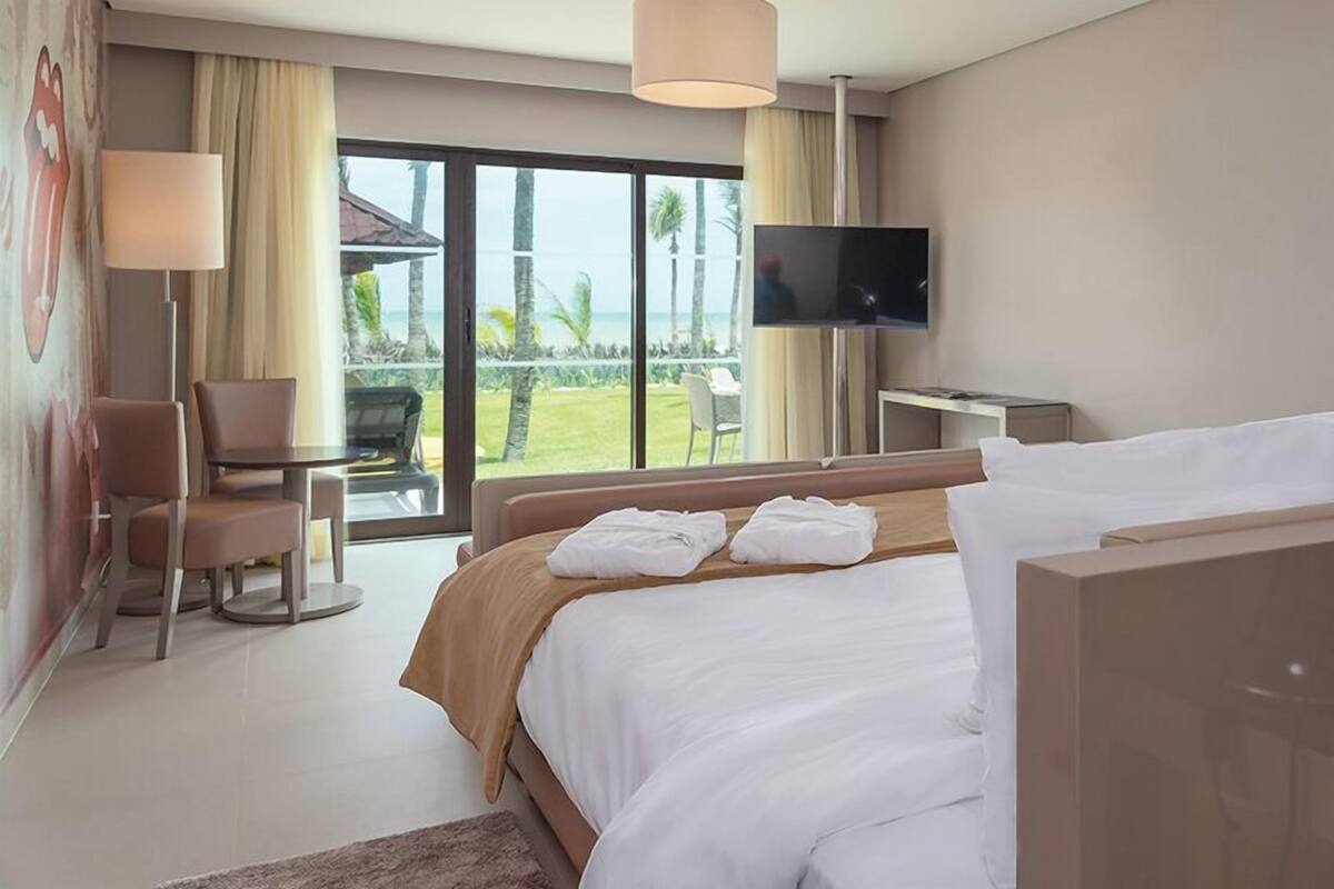In-room safe, WiFi (free), bed sheets