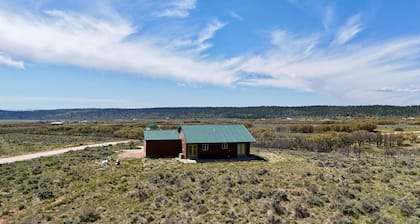 Yellow Door Retreat I Mountain Views I Privacy I 30 Minutes to Moab!