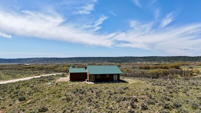 Yellow Door Retreat I Mountain Views I Privacy I 30 Minutes to Moab!
