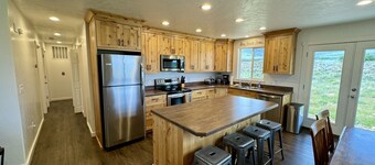 Yellow Door Retreat I Mountain Views I Privacy I 30 Minutes to Moab!