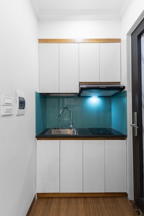 Deluxe Double Room, City View | Private kitchen | Mini-fridge, stovetop