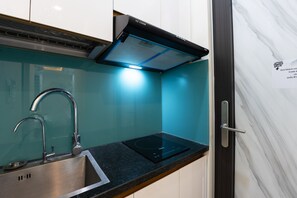 Deluxe Double Room, City View | Private kitchen