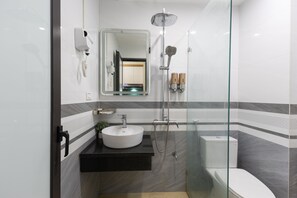 Deluxe Double Room, City View | Bathroom - Pho Nang Hotel (Hanoi)