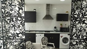 Eine moderne Wohnung mit Küche, Essbereich und Wohnzimmer.