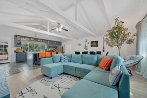 TV connectée, cheminée, livres, écrans d'ordinateur