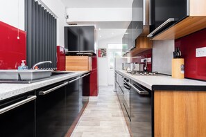 Private kitchen - Spacious 2 bed House With Free on Street Parking (Birmingham)