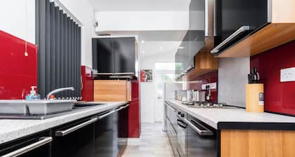 Spacious 2 bed House With Free on Street Parking