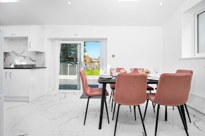 House | Dining - Family/contractors 3 bed House/parking/sleeps 7 (Bilston)