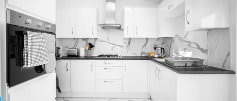 Maison | Cuisine privée | Réfrigérateur, four à micro-ondes, un four, surface de cuisson